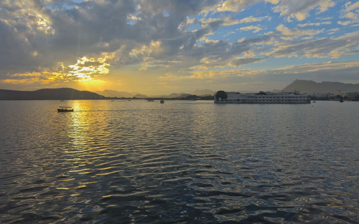 Lake Pichola at sunset with the Lake Palace, Udaipur